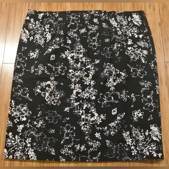 NWT Philosophy Floral Black and White Women's Skirt - Picture 5 of 8